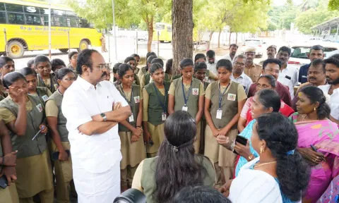 கள ஆய்வில் கல்லூரி மாணவிகள் தங்குவதற்கு தனது மண்டபத்தை வழங்கிய அமைச்சர் தங்கம் தென்னரசு