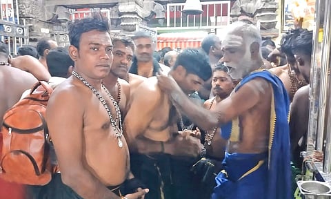 திருச்செந்தூரில் ஐயப்ப பக்தர்கள் மாலை அணிந்து விரதம் மேற்கொண்ட போது எடுத்த படம்