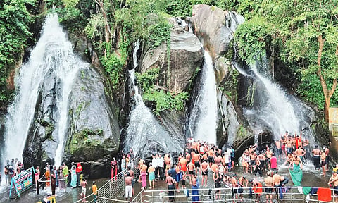குற்றாலம் மெயின் அருவியில் மட்டும் சுற்றுலாப் பயணிகள் குளிக்க தடை நீடிப்பு