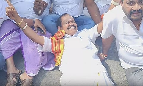 மகன் கைதுக்கு கண்டனம் தெரிவித்து போராட்டம்: இந்து மக்கள் கட்சி தலைவர் அர்ஜூன் சம்பத் கைது