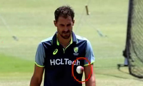 பாதி வெள்ளை பாதி சிவப்பு.. வித்தியாசமான பந்தில் பயிற்சி எடுக்கும் மிட்செல் ஸ்டார்க்