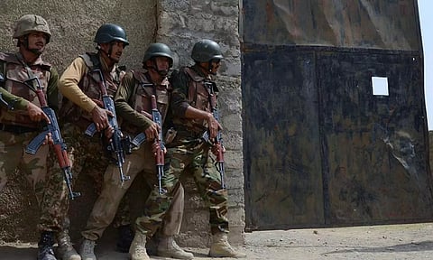 பாகிஸ்தானில் கடும் துப்பாக்கிச்சண்டை: 9 பயங்கரவாதிகள் சுட்டுக்கொலை- 8 வீரர்கள் உயிரிழப்பு