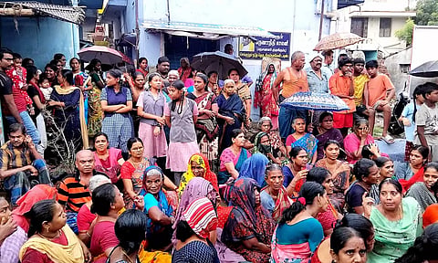 கோவிலுக்கு சொந்தமான இடம் என கூறி அகற்ற முயற்சி: நெல்லையில் கொட்டும் மழையில் பொதுமக்கள் சாலைமறியல்