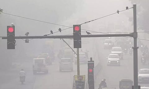 காற்று மாசு எதிரொலி: வீட்டில் இருந்தே வேலை திட்டத்தை அறிமுகப்படுத்த டெல்லி அரசு முடிவு