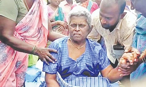 சுடுகாட்டில் இறுதிச்சடங்கு நடந்தபோது உயிருடன் எழுந்தார்- மரணத்தில் இருந்து மீண்ட மூதாட்டிக்கு ஆஸ்பத்திரியில் சிகிச்சை