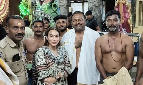 தாணுமாலய சாமி கோவிலில் ஐஸ்வர்யா ரஜினிகாந்த் சாமி தரிசனம்