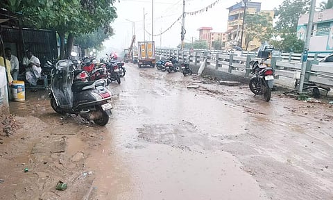 ராமநாதபுரத்தில் சூறை காற்றுடன் கனமழை: விசைப்படகுகள் சேதம்