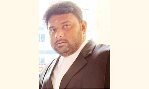 கோர்ட்டு வளாகத்தில் வக்கீலுக்கு சரமாரி அரிவாள் வெட்டு- உடந்தையாக இருந்த பெண் கைது
