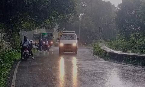 ஏற்காட்டில் இன்று காலை சாரல் மழையுடன் கடும் பனிப்பொழிவு- வாகன ஓட்டிகள் அவதி