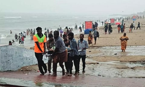 திருச்செந்தூரில் கடல் சீற்றம்: கடலில் குளித்த 2 பெண்களுக்கு கால் முறிவு