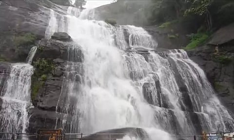 குற்றாலம் அருவிகளில் 2-வது நாளாக சுற்றுலாப் பயணிகள் குளிக்க தடை