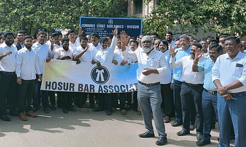 ஓசூரில் வக்கீல் வெட்டப்பட்ட சம்பவத்தை கண்டித்து வக்கீல்கள் கோர்ட் புறக்கணிப்பு போராட்டம்