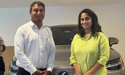 பிறந்தநாளை ஒட்டி மனைவி ஷாலினிக்கு காஸ்ட்லி காரை பரிசளித்த அஜித்குமார்