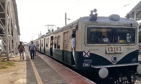 மின்சார ரெயிலை காணலாம்.