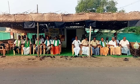 எரிவாயு குழாய் திட்டத்திற்கு எதிர்ப்பு தெரிவித்து பல்லடத்தில் விவசாயிகள் உண்ணாவிரத போராட்டம்