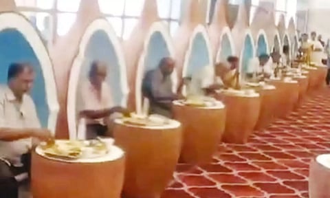 திருமண விருந்தில் தேங்காய் வடிவிலான இருக்கைகள்- வைரலாகும் வீடியோ