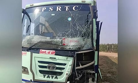 ஆந்திராவில் ஆட்டோ மீது பஸ் மோதி 7 தொழிலாளர்கள் பலி