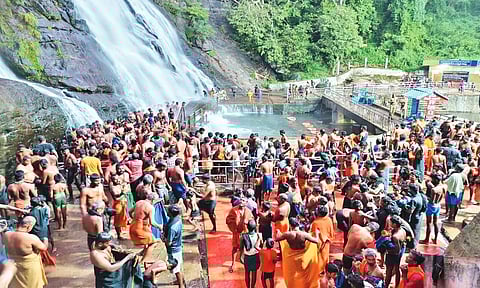 குற்றாலத்தில் குவிந்த ஐயப்ப பக்தர்கள்