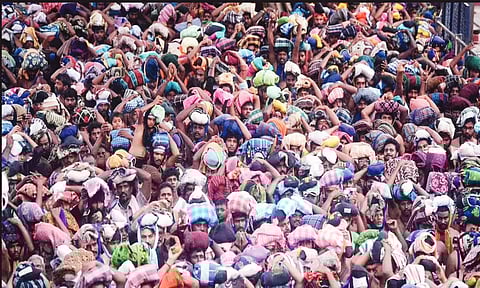 விடுமுறை நாளான இன்று சபரிமலையில் பக்தர்கள் கூட்டம் அதிகரிப்பு