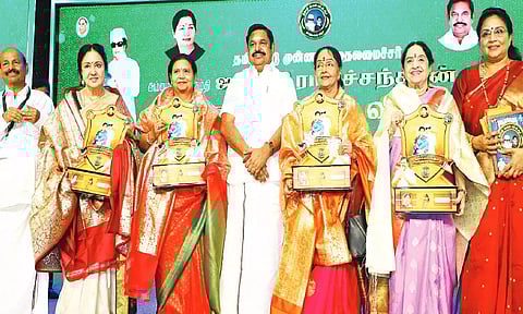 ஜானகி எம்.ஜி.ஆர். நூற்றாண்டு விழா: புகைப்பட கண்காட்சியை தொடங்கி வைத்த எடப்பாடி பழனிசாமி