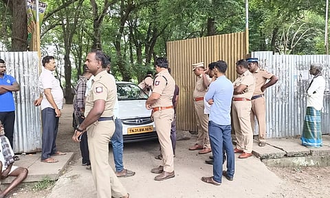 சாராய பாக்கெட்டுகளை பறிமுதல் செய்ய முயன்ற தமிழக போலீசாரை தடுத்து நிறுத்திய புதுச்சேரி போலீசார்