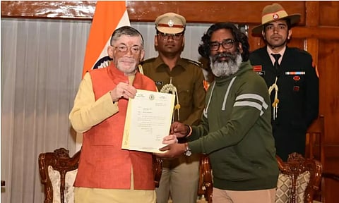 ஜார்கண்ட் ஆளுநரை சந்தித்து ஆட்சியமைக்க உரிமை கோரிய ஹேமந்த் சோரன் - நவம்பர் 28 பதவியேற்பு