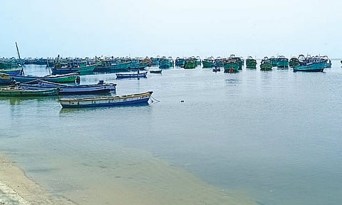 வங்கக்கடலில் புயல் எச்சரிக்கையால் மீனவர்கள் கடலுக்கு செல்ல தடை