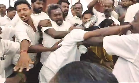 மதுரையில் நடைபெற்ற அ.தி.மு.க. கள ஆய்வுக்கூட்டத்தில் தொண்டர்கள் மோதல்