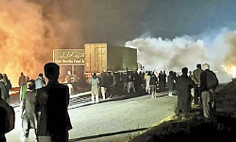 பாகிஸ்தானில் தடையை மீறி பேரணியில் ஈடுபட்ட இம்ரான்கான் ஆதரவாளர்கள் மீது போலீசார் கண்ணீர் புகைக்குண்டு வீசியபோது எடுத்த படம்.