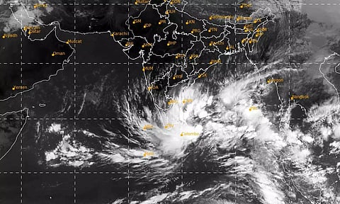 வங்கக்கடலில் ஆழ்ந்த காற்றழுத்த தாழ்வு மண்டலம்: 2 நாட்களில் தமிழக கடலோர பகுதிகளை நெருங்கும்- வானிலை மையம்