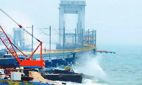 ராமேஸ்வரத்தில் 60 கி.மீ. வேகத்தில் சூறைக்காற்று: ஆக்ரோஷமாக எழும் ராட்சத அலைகள்