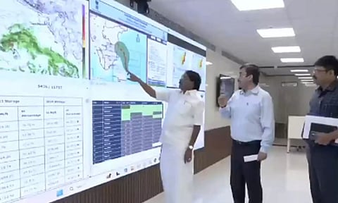 நெருங்கும் ஃபெங்கல் புயல்.. அவசரக்கால கட்டுப்பாட்டு மையத்தில் அமைச்சர் KKSSR ராமச்சந்திரன் ஆய்வு