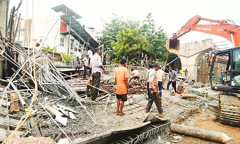 கோரிப்பாளையத்தில் மேம்பால கட்டுமான பணியின்போது கான்கிரீட் தளம் இடிந்து 4 தொழிலாளர்கள் படுகாயம்