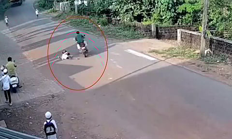 சாலையை கடந்த சிறுவன் மீது மோதிய பைக்... அதிர்ச்சியூட்டும் வீடியோ