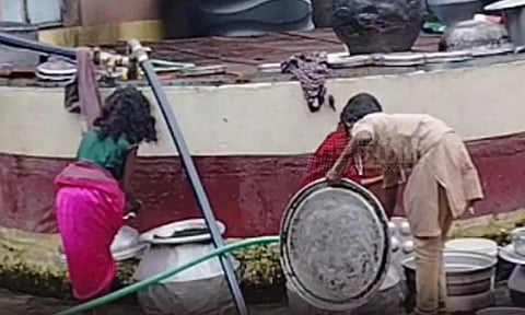 தொடக்கப்பள்ளியில் சமையல் பாத்திரங்களை கழுவிய மாணவிகள்- பெற்றோர்கள் கண்டனம்