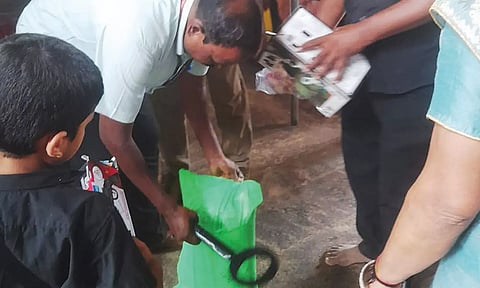 கன்னியாகுமரி பகவதி அம்மன் கோவிலுக்கு சாமிகும்பிட வரும் பக்தர்களிடம் போலீசார் மெட்டல் டிடெக்டர் கருவி மூலம் சோதனை செய்தபோது எடுத்த படம்