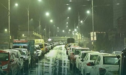 மீண்டும் பார்க்கிங் ஆகும் வேளச்சேரி மேம்பாலம்