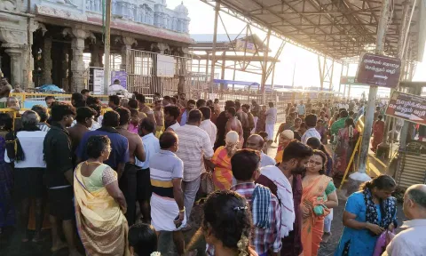 ஞாயிறு விடுமுறையை யொட்டி திருச்செந்தூரில் குவிந்த பக்தர்கள்