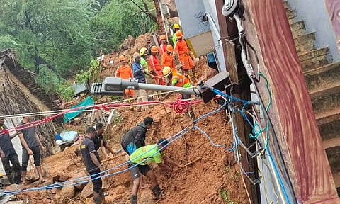 திருவண்ணாமலையில் மண்சரிவில் சிக்கிய 7 பேரை மீட்க பணிகள் தீவிரம்