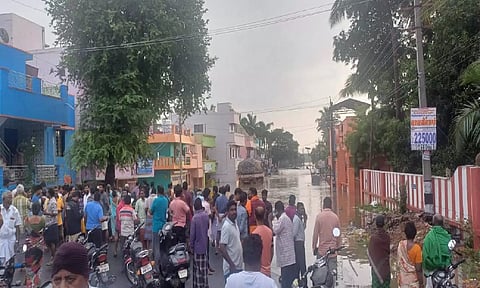 முகையூர் அருகே ஏரி உடைந்து ஊருக்குள் புகுந்த தண்ணீர்: போக்குவரத்து துண்டிப்பு