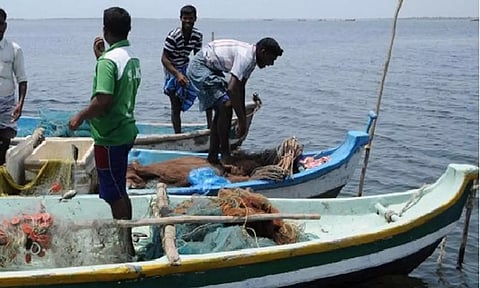 பழவேற்காடு மீனவர்கள் நாளை கடலுக்கு செல்ல தடை