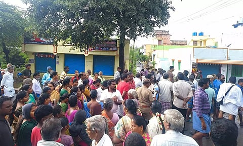 சேலம் மாவட்டத்தில் கனமழை- வீடுகளை சூழ்ந்த வெள்ளம்: பொதுமக்கள் சாலை மறியல் போராட்டம்