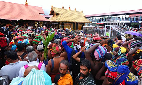 சபரிமலையில் சாமி தரிசனத்துக்காக பக்தர்கள் வரிசையில் காத்துநின்ற காட்சி.