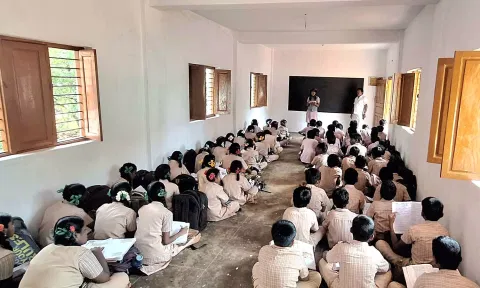 கடந்த ஓராண்டாக ஆசிரியர்களே வராத அரசு பள்ளியில் பாடம் நடத்திய கிராம மக்கள்