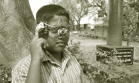 பார்வையற்றோருக்கும் உதவும் வகையில் ஸ்மார்ட் வாக்கிங் ஸ்டிக்-கண்ணாடி உருவாக்கிய அரசு பள்ளி மாணவர்கள்