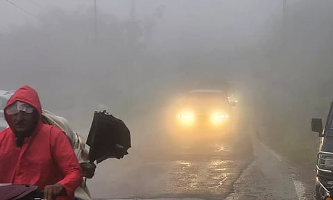 கொடைக்கானலில் கடும் பனிமூட்டத்துடன் சாரல் மழை- வாகன ஓட்டிகள் அவதி