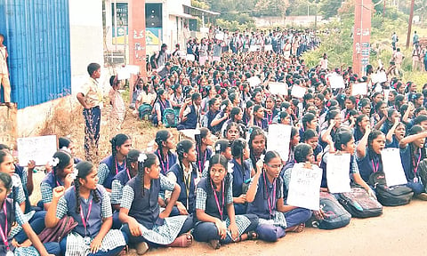 உசிலம்பட்டியில் ஆசிரியர் மீது மாணவி பாலியல் புகார்: பொய் புகார் என்று மாணவ-மாணவிகள் தர்ணா