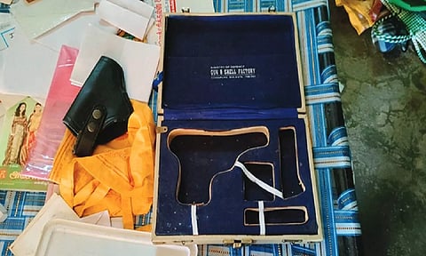 நெல்லை அருகே பாதுகாப்பு படை வீரரின் துப்பாக்கி- தோட்டாக்கள் திருட்டு