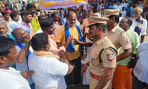கிழக்கு கடற்கரை சாலையில் மீனவர்கள் மறியல்