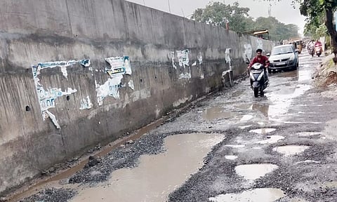 பல்லாங்குழிபோல் மாறியது- கொருக்குப்பேட்டை சர்வீஸ் சாலையில் செல்ல அச்சப்படும் வாகன ஓட்டிகள்